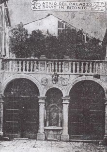 atrio del palazzo Bovio in Bitonto